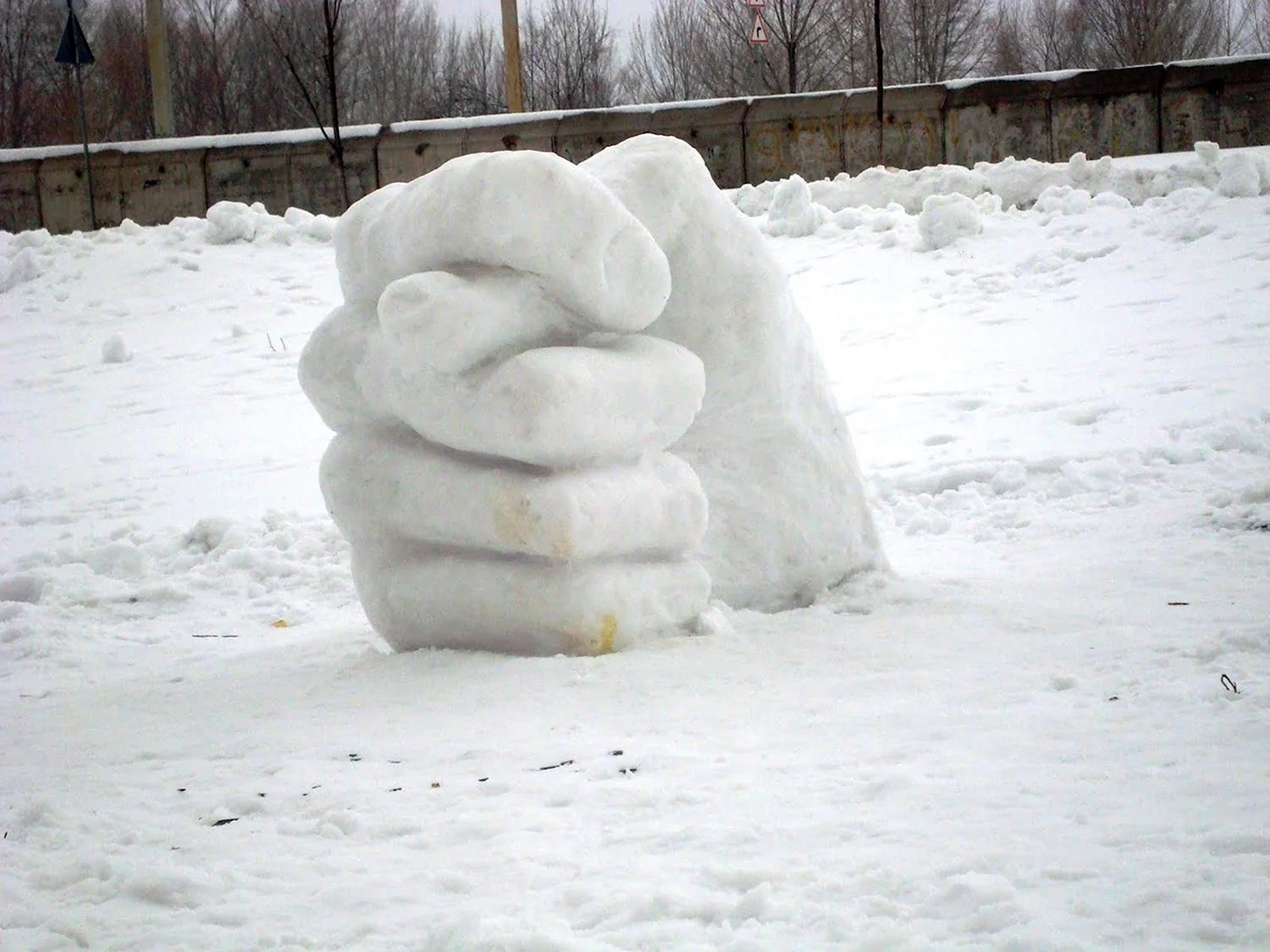 Весело со снегом. Фигуры из снега. Смешные снежные фигуры. Забавные фигуры из снега. Снеговик из снега прикольный.