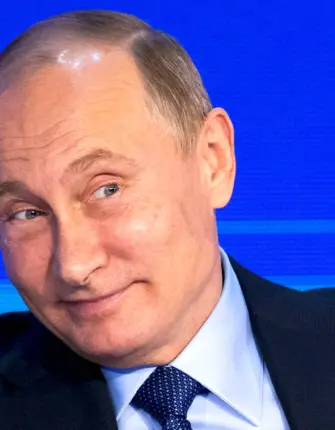 Путин смеется