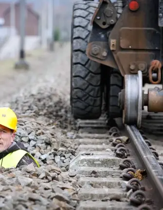 Рабочие на железной дороге
