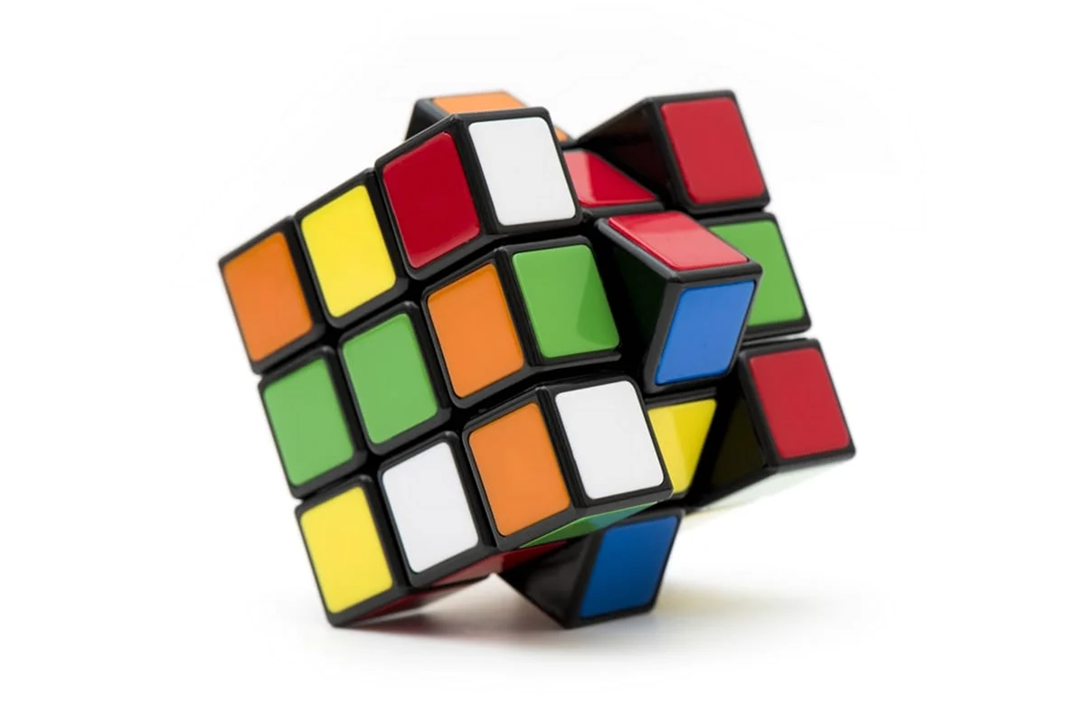 Разноцветные кубики рубики