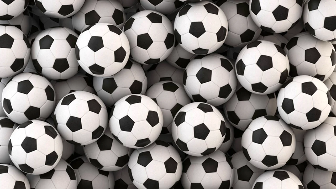 Разные футбольные мячи