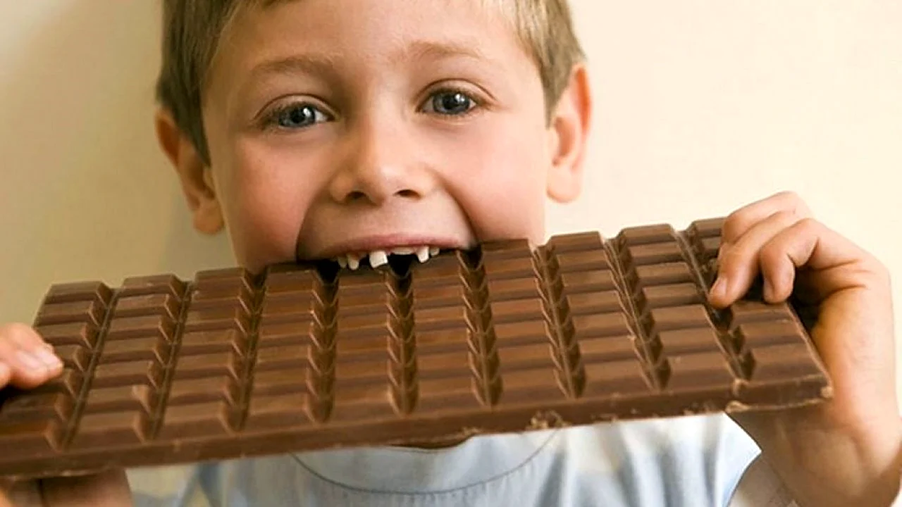 Ребенок ест шоколад