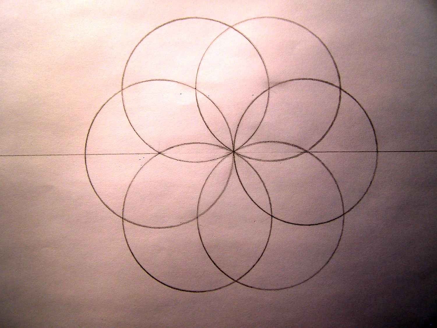 Как нарисовать идеально ровный круг при помощи одного лишь карандаша - Лайфхакер