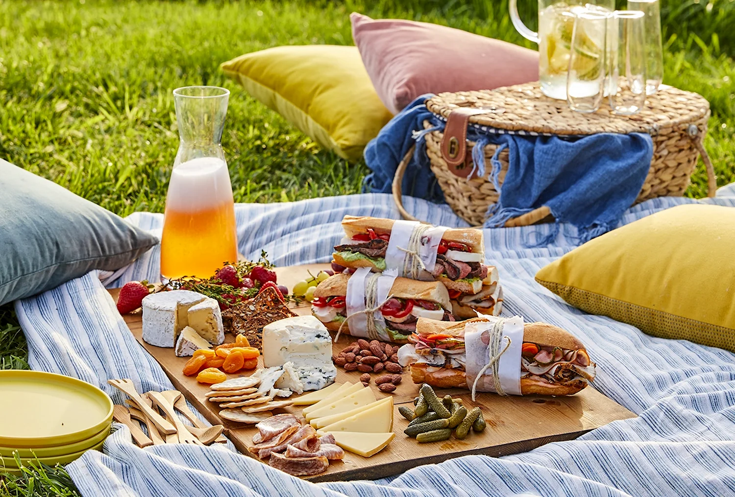 Романтический пикник с клубникой и йогуртом греческим