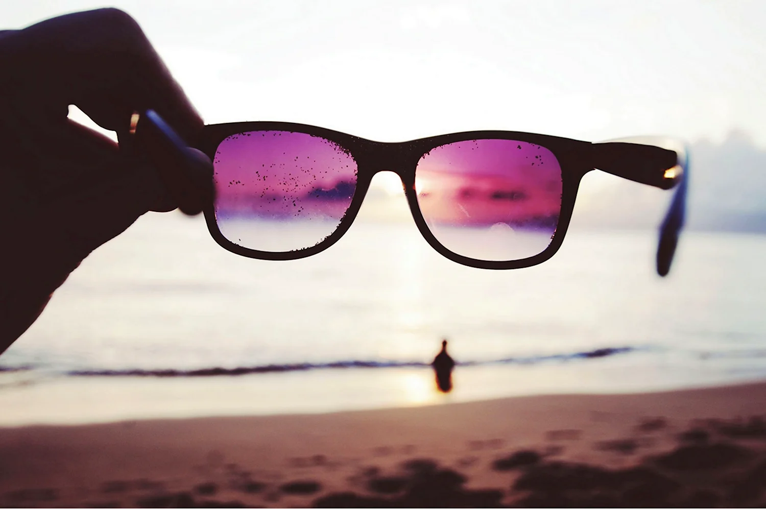 Розовые очки на пляже