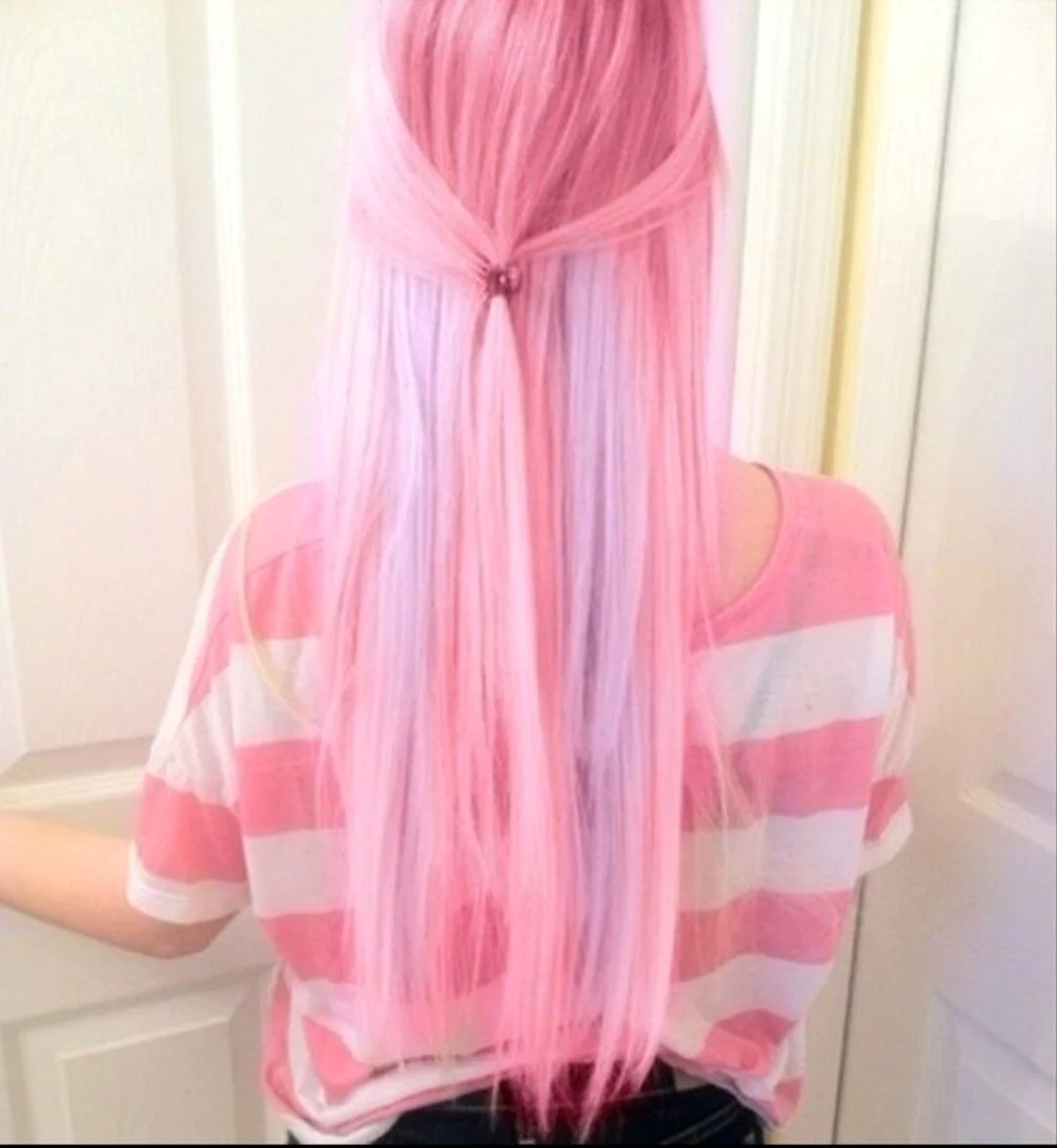 Розовые волосы со спины