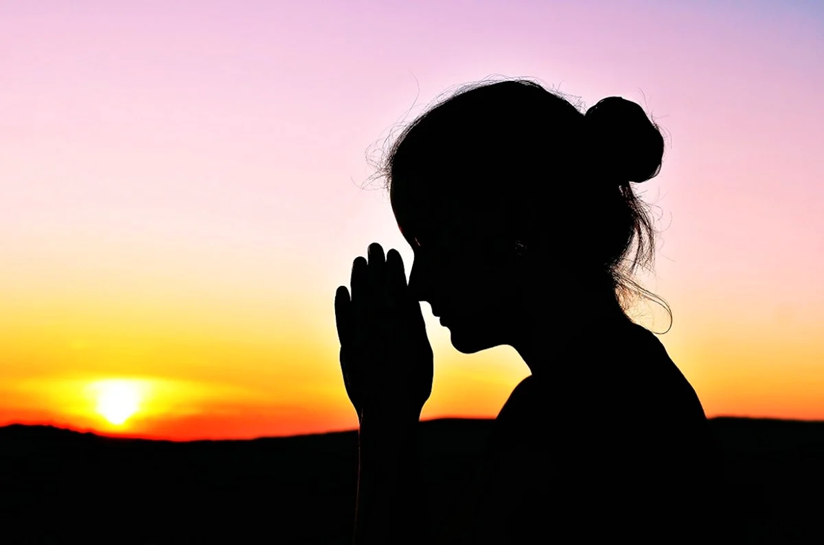 Руки сложены в молитве