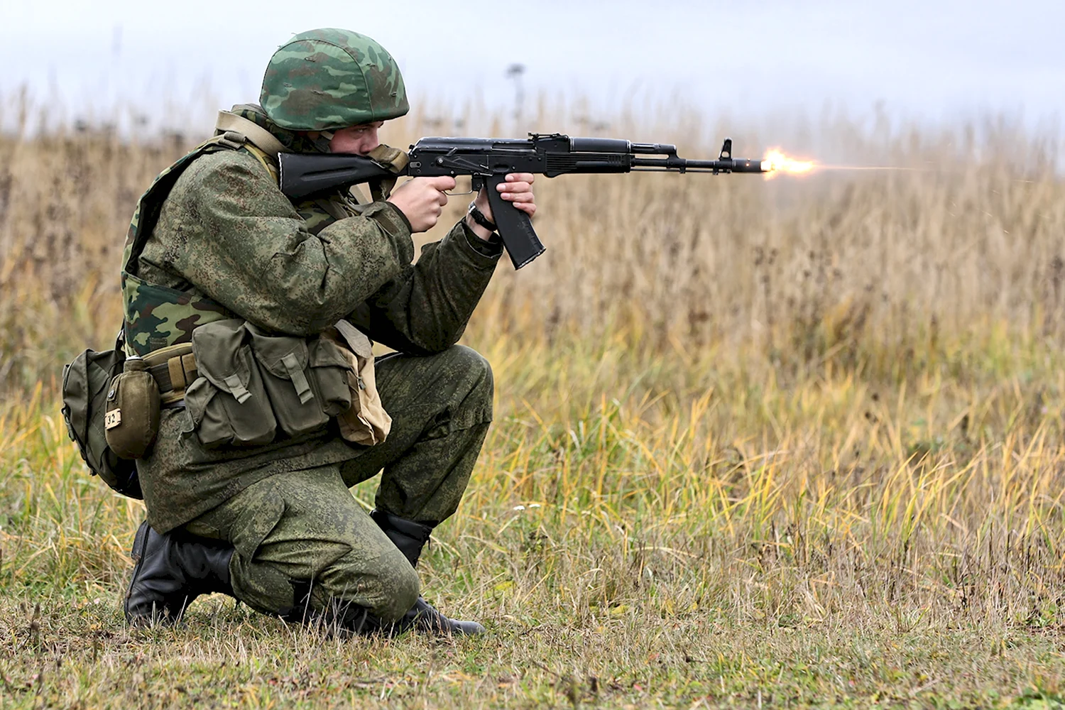 Русский солдат с АК 74