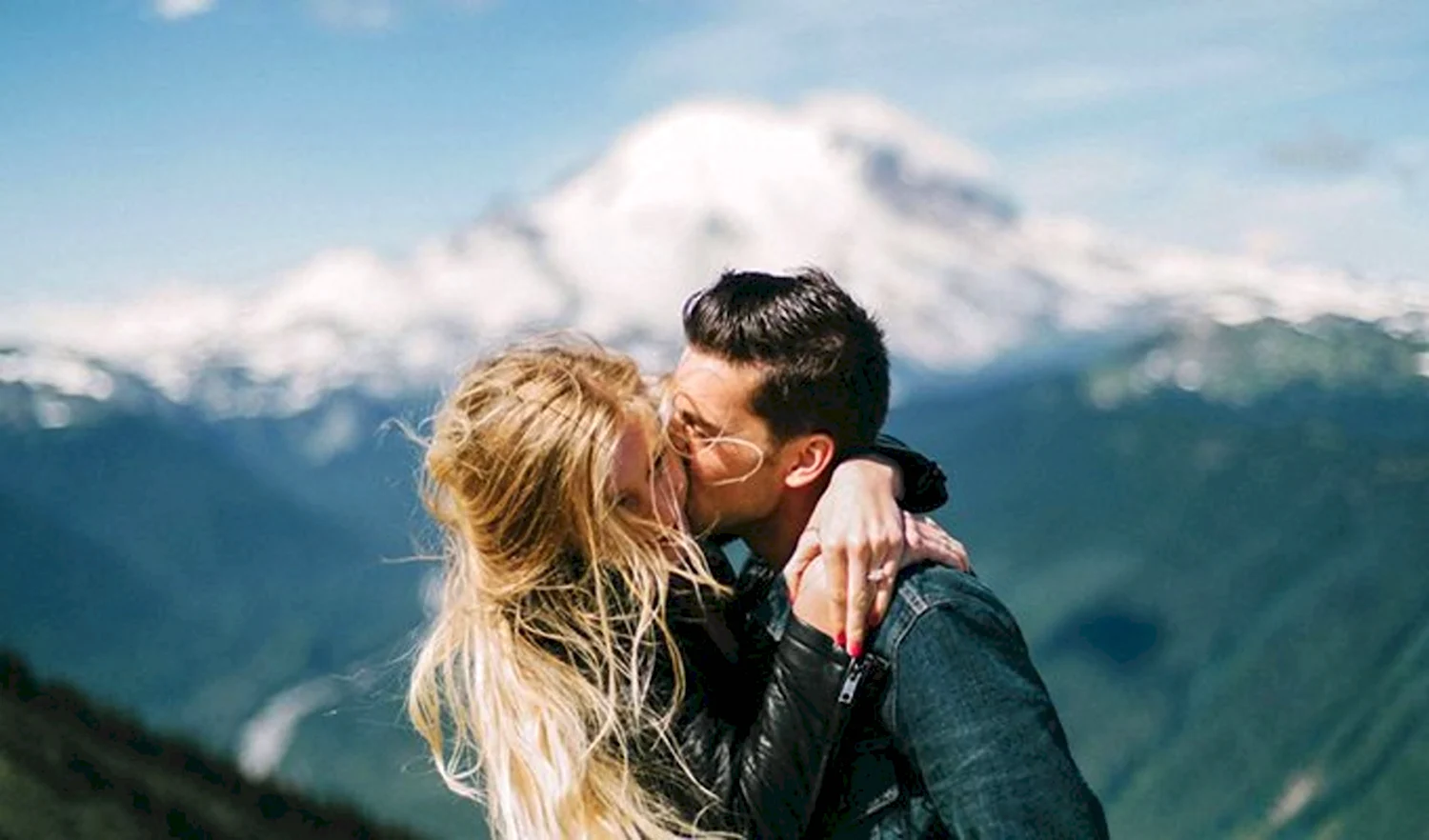 Счастливая пара в горах