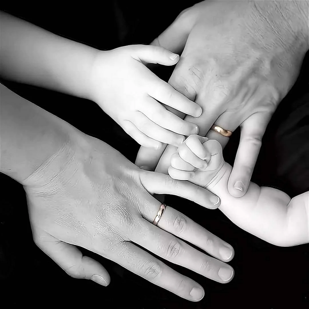 Брат сестра пальцы. Семья руки. Ладони семьи. Руки семьи из 4. Руки в руках семья.