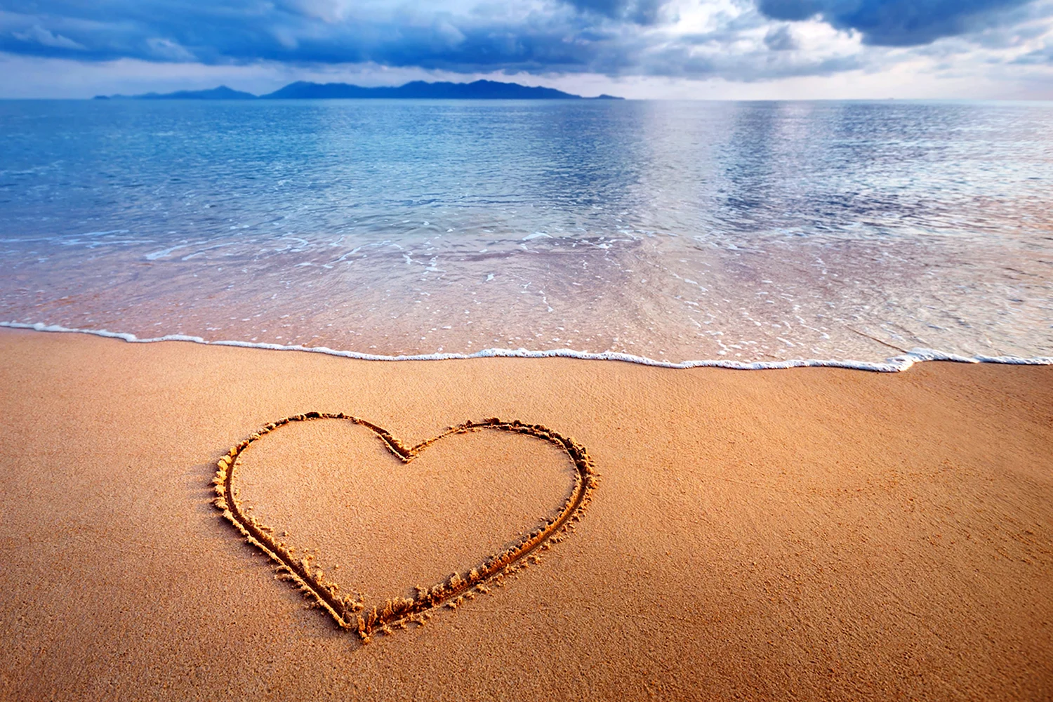 Сердце на песке у моря