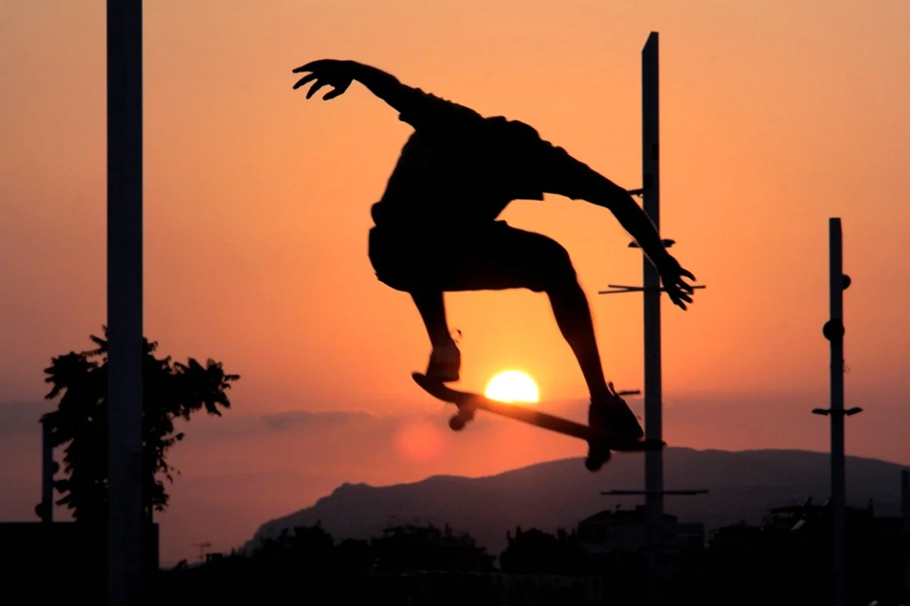 Скейтбордист на фоне заката