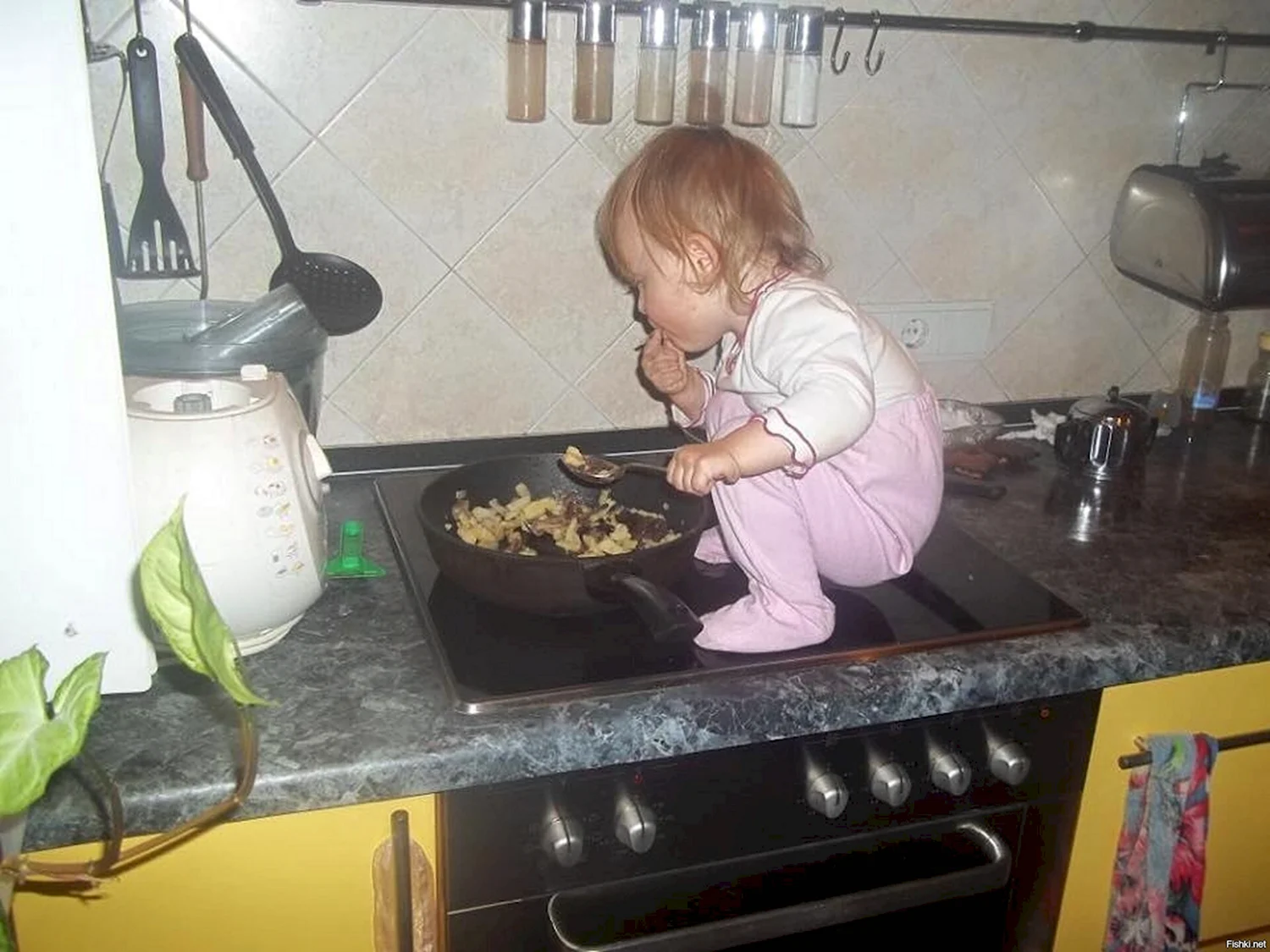 Смешные малыши на кухне