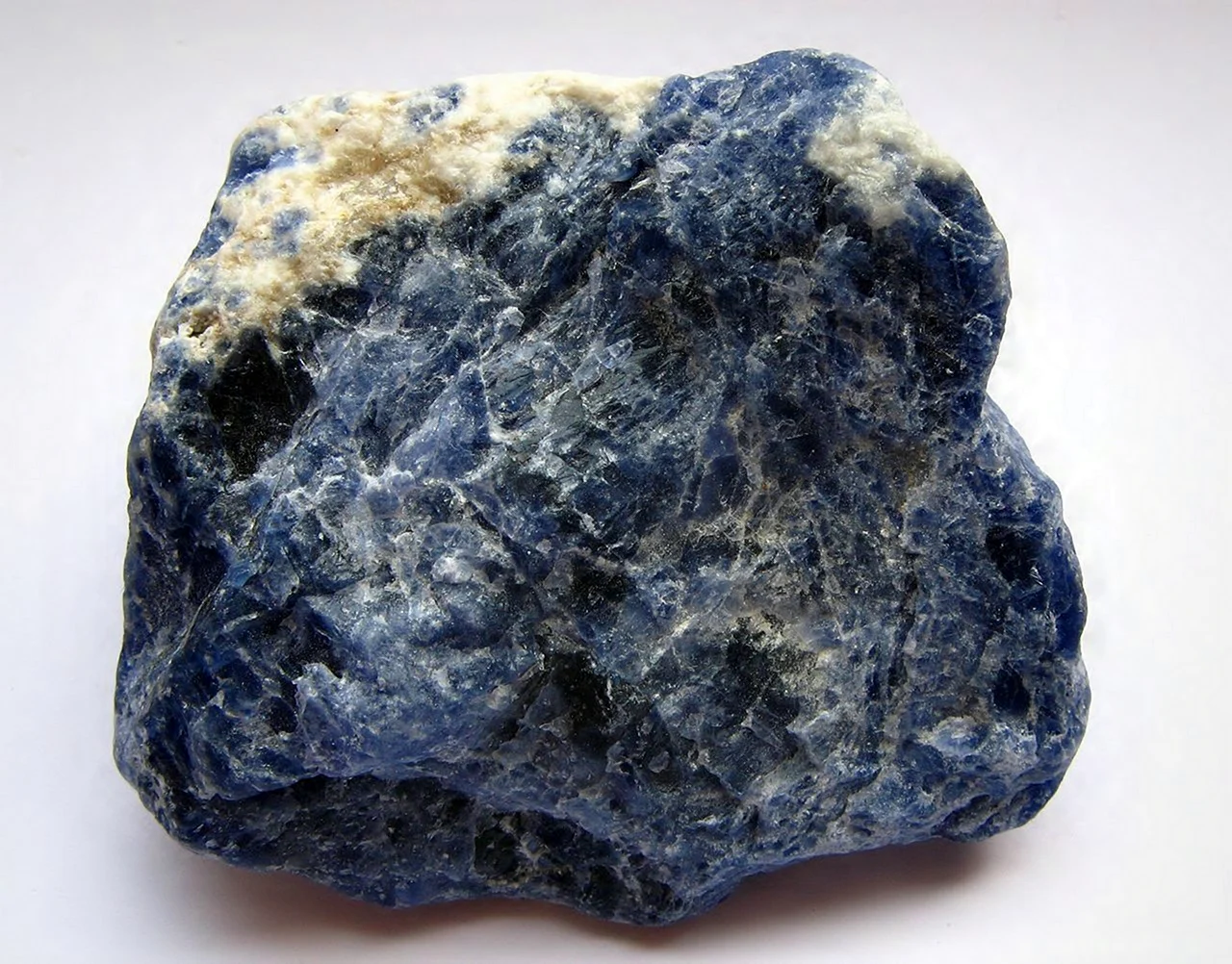 Содалит минерал