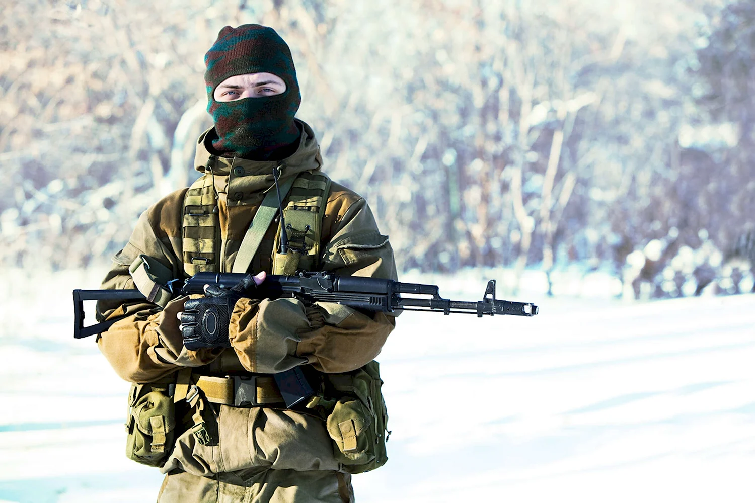 Солдат с автоматом зимой