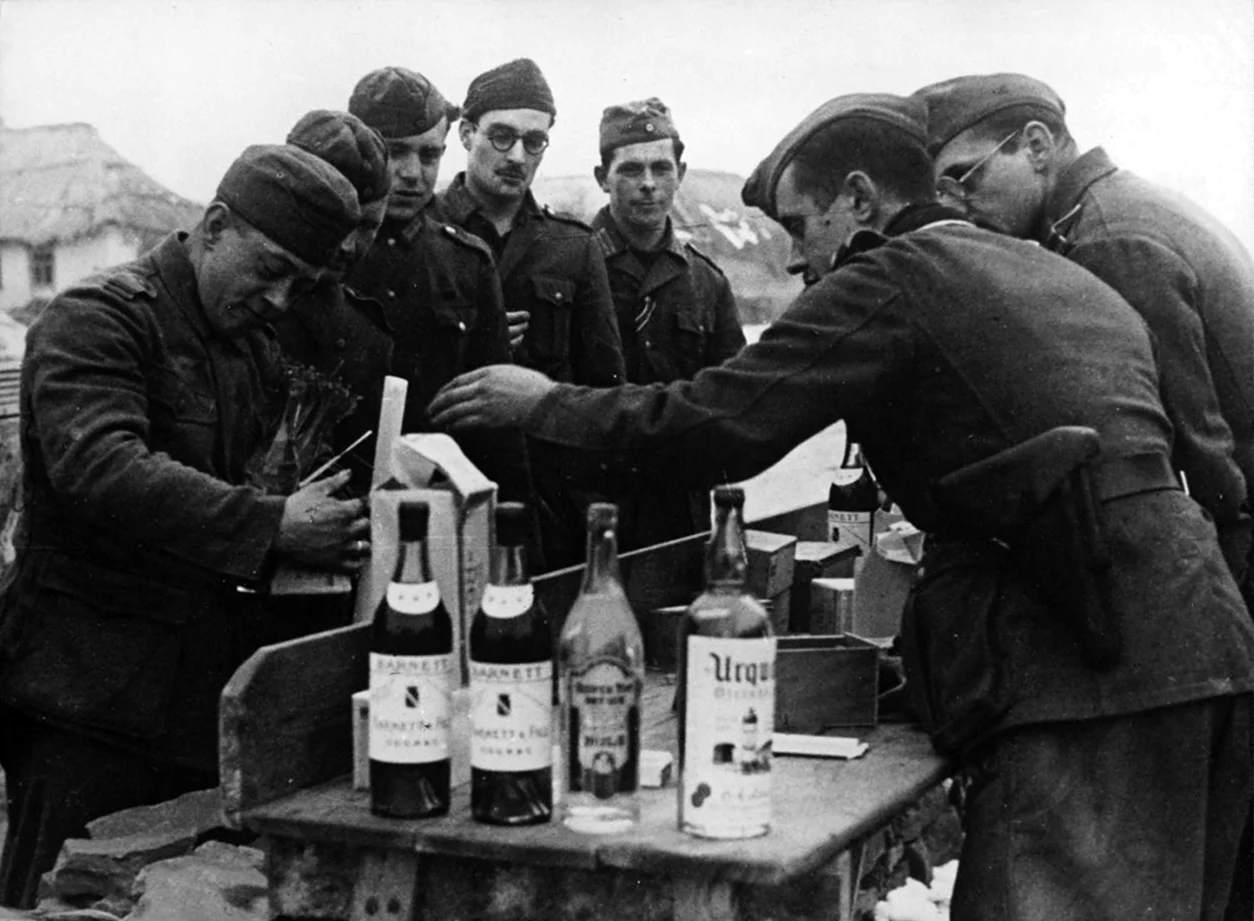 Солдаты вермахта пьют шнапс