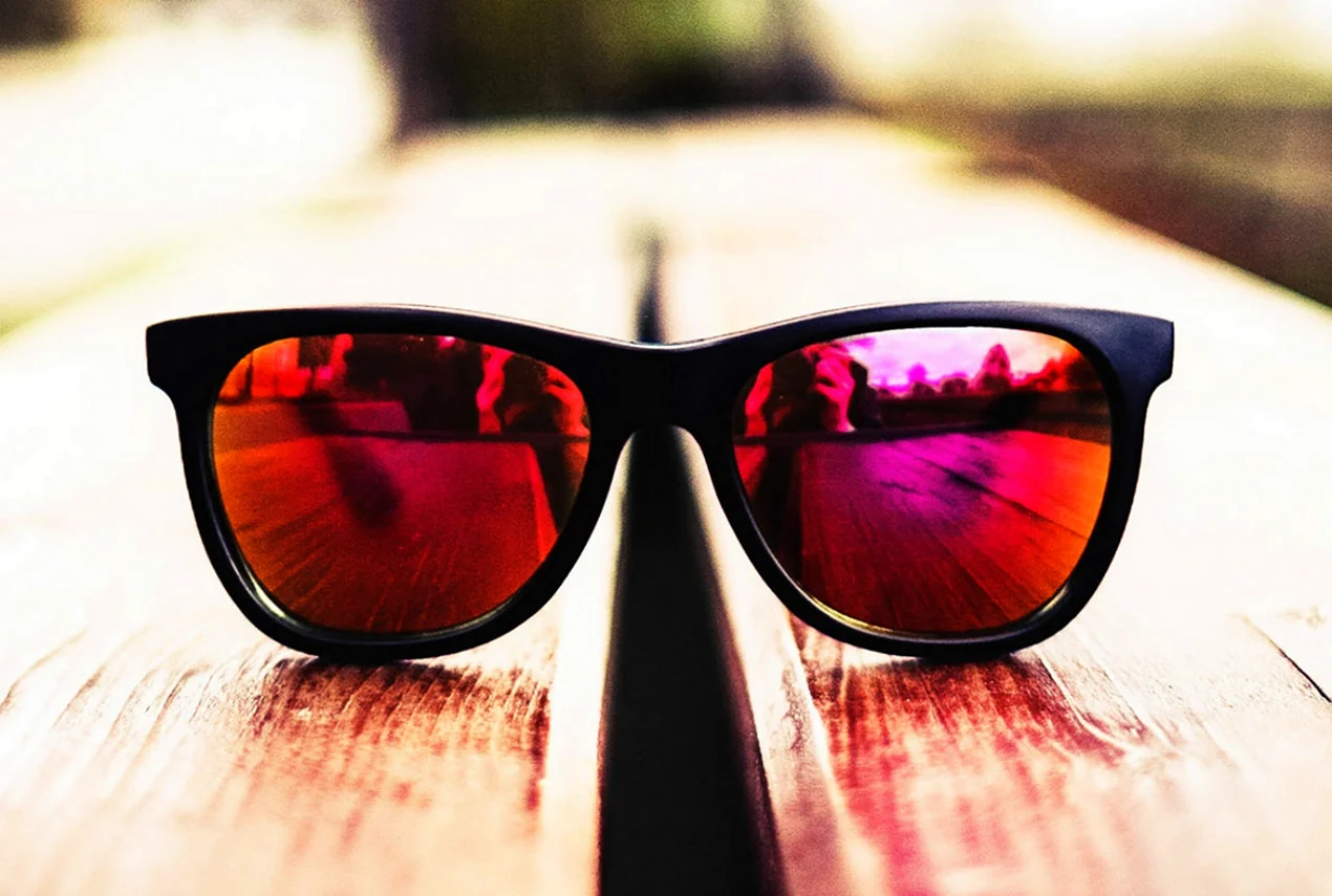 Солнечные очки на столе