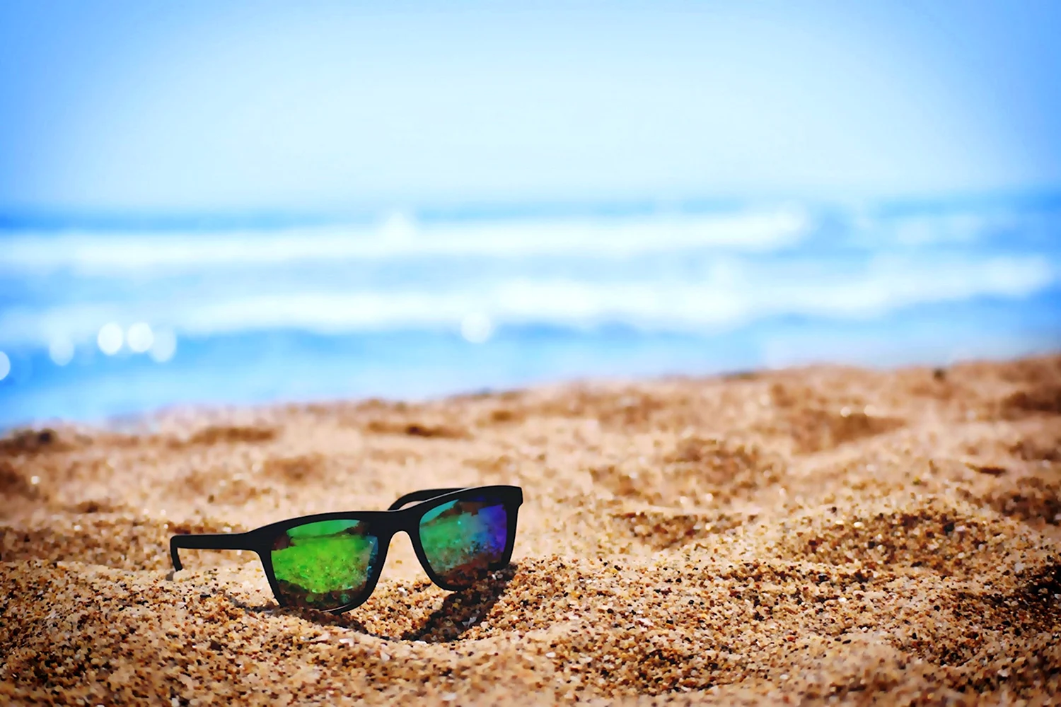 Солнцезащитные очки на пляже