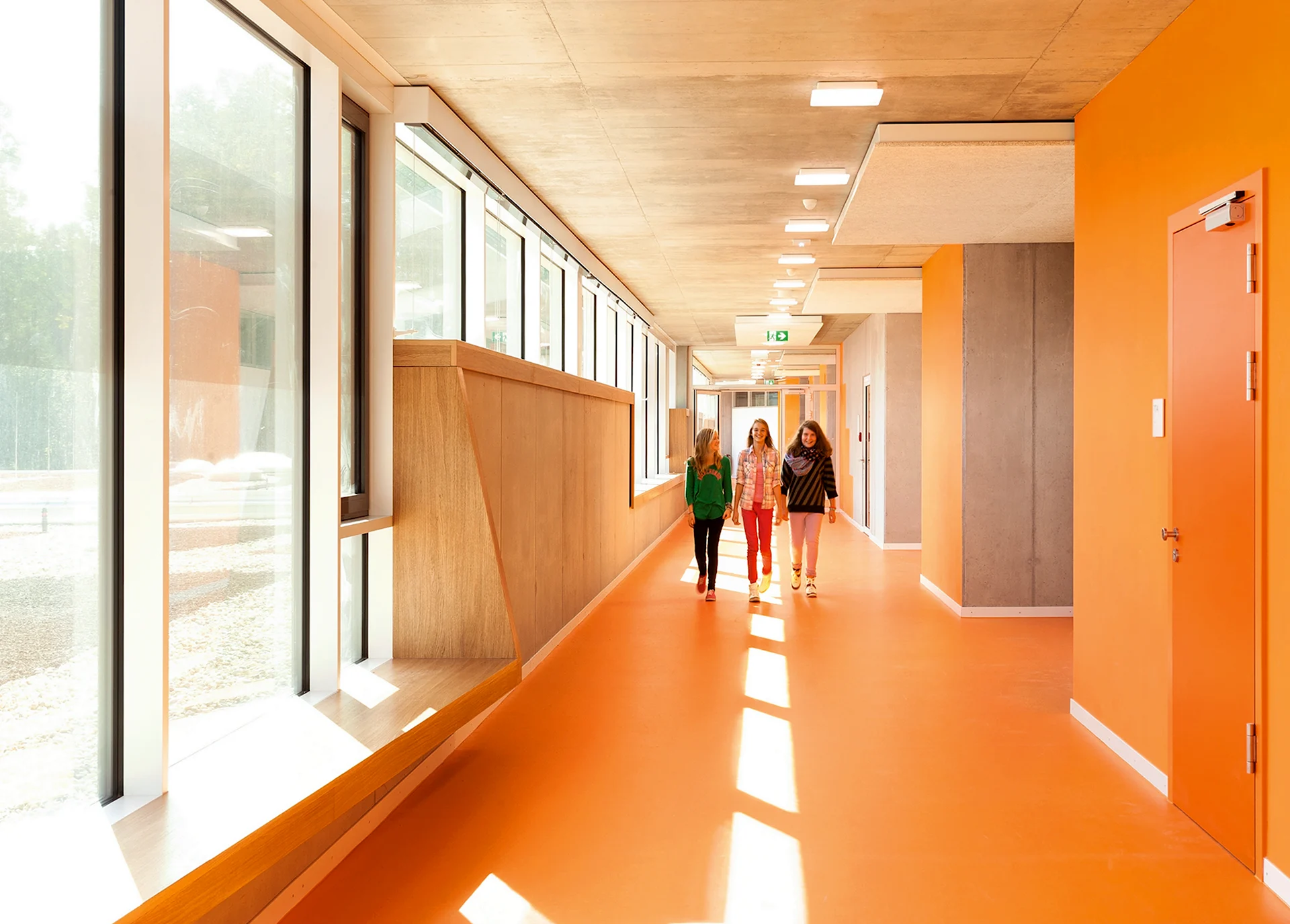 Современный школьный коридор