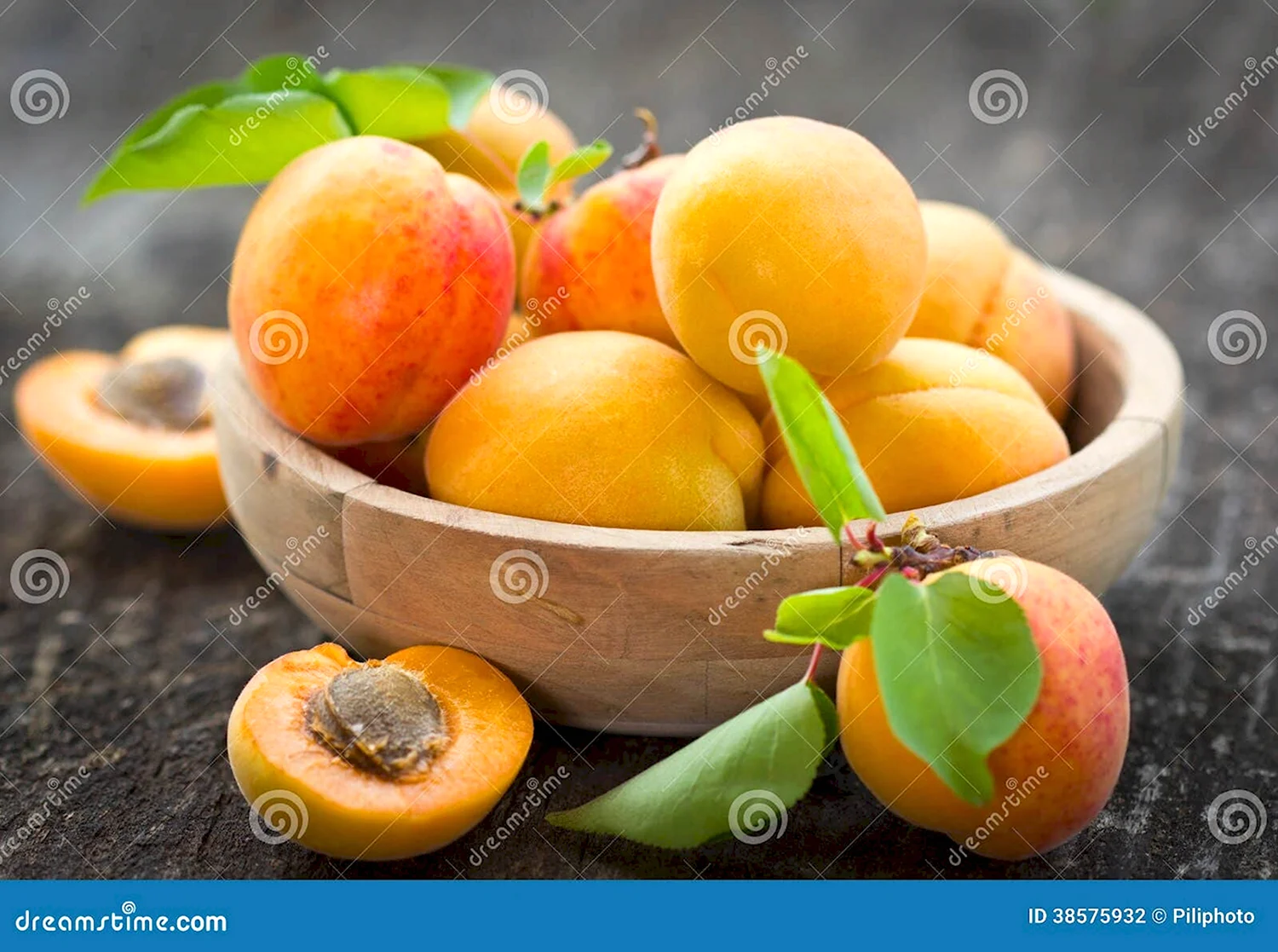 Спелый абрикос