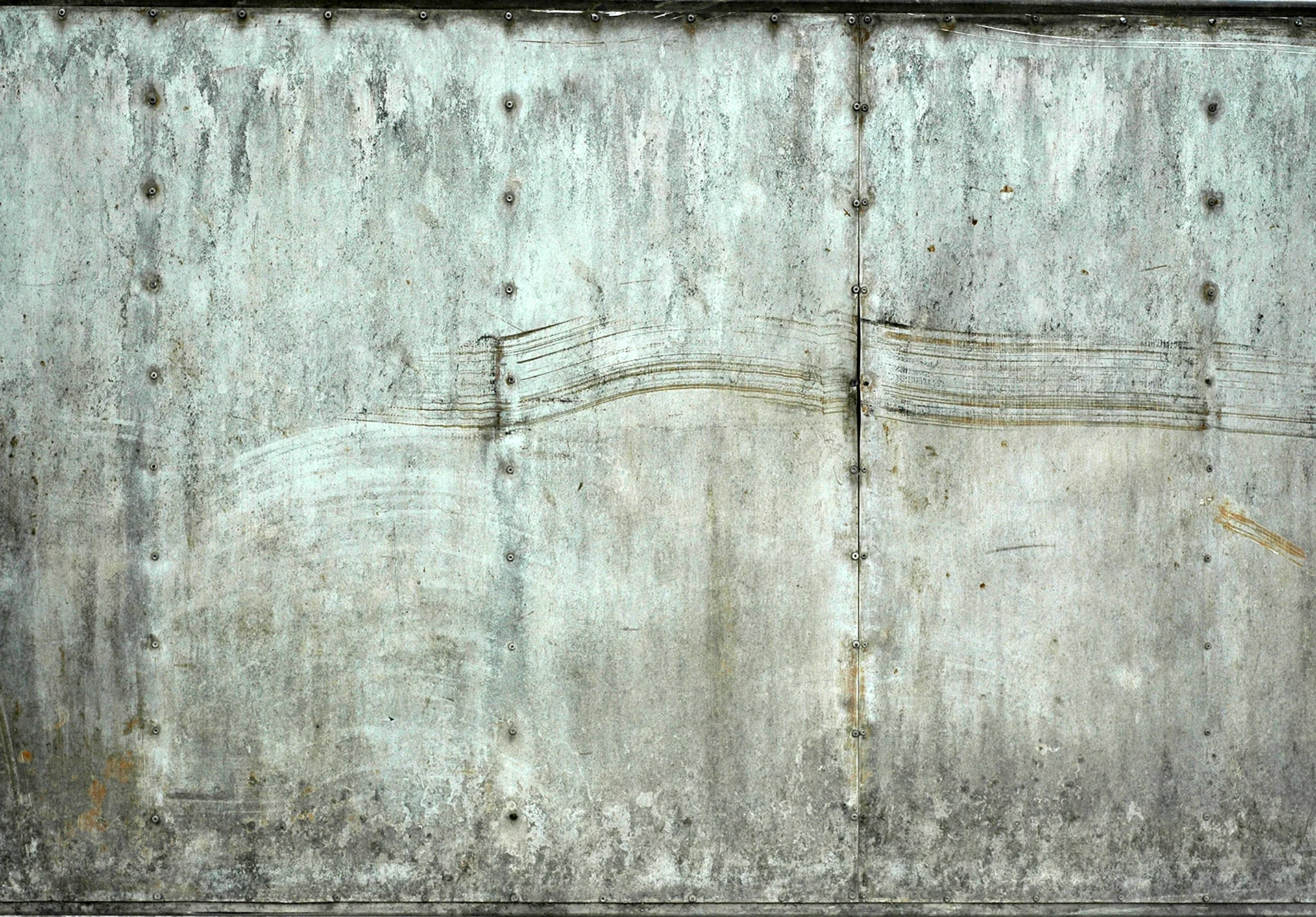 Старая металлическая стена