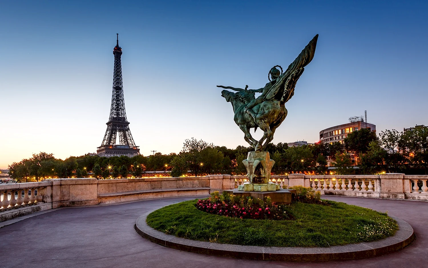 Статуя в Париже
