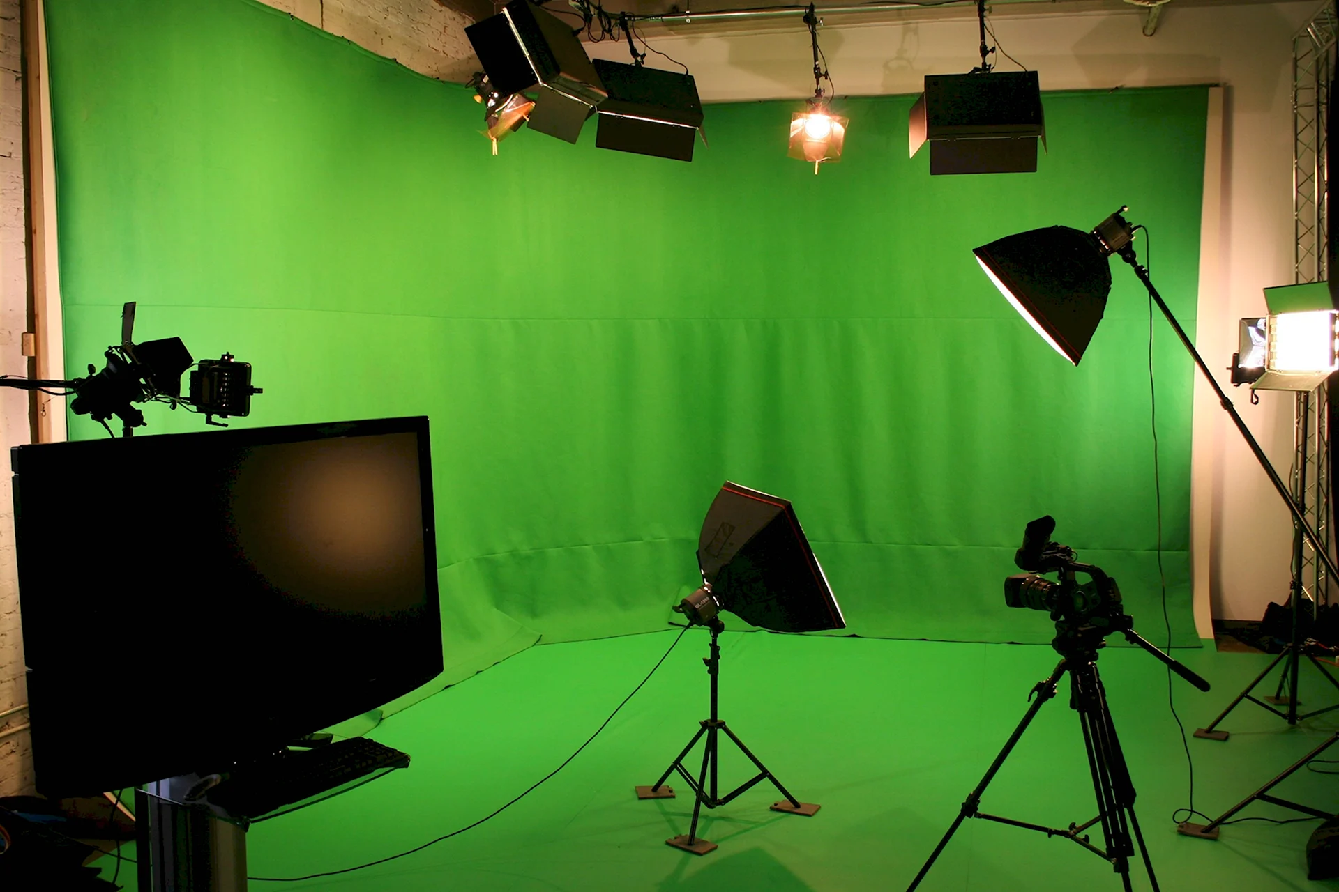 Фото и видеосъемка в школе. Студия 2в киностудия. Съемочная площадка. Зеленая комната для съемок. Зелёный фон для съёмки.