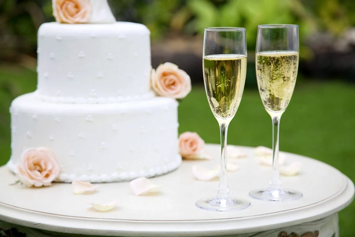 Свадебный торт и шампанское