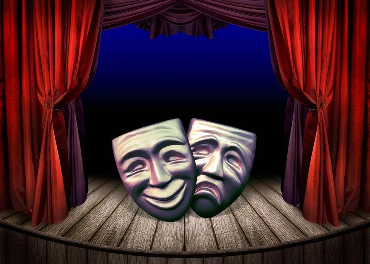 Театральные маски на фоне занавеса