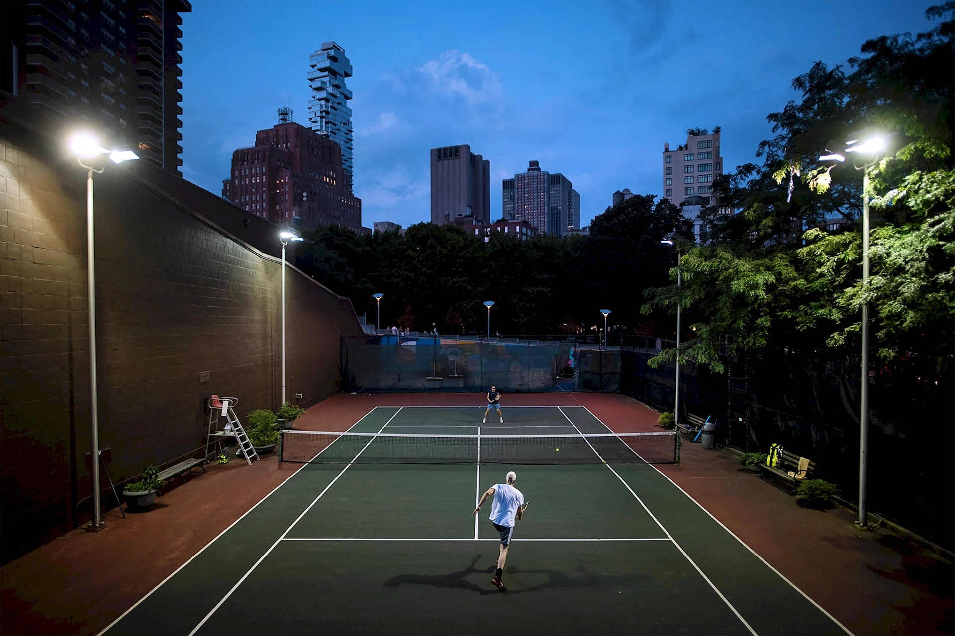 Теннисный корт ночью
