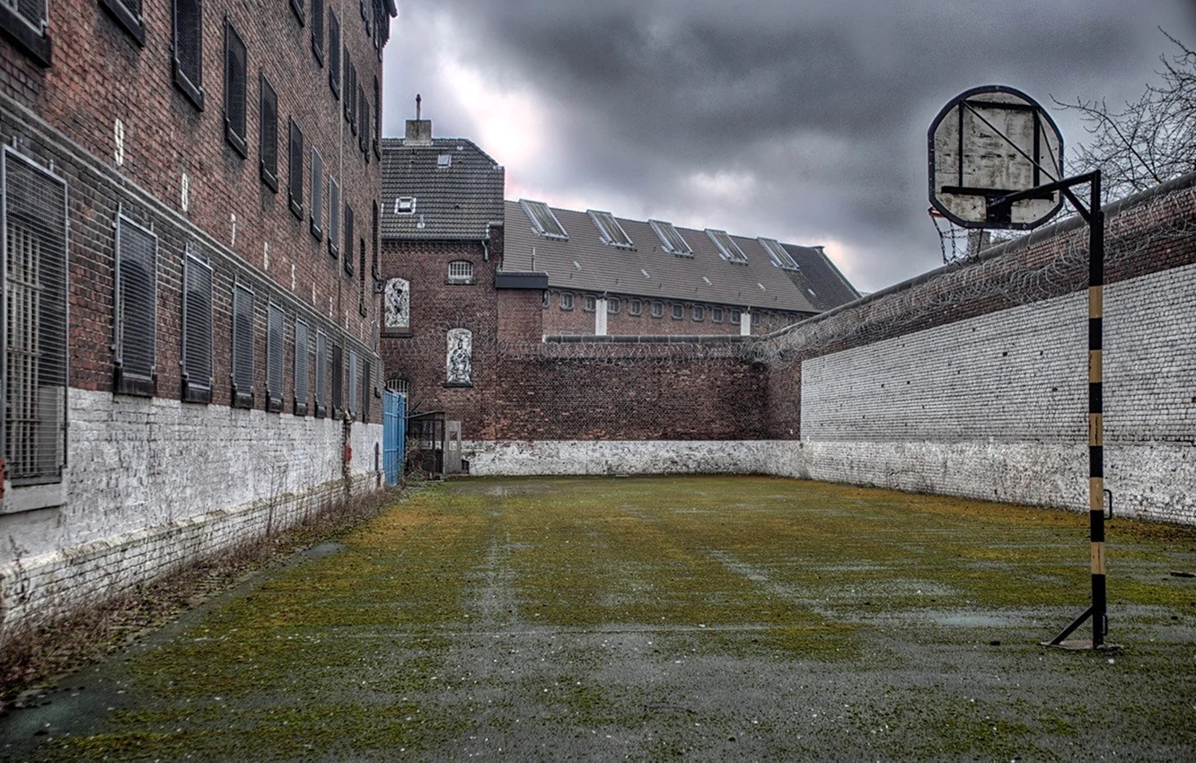 Тюремный двор США спортплощадка
