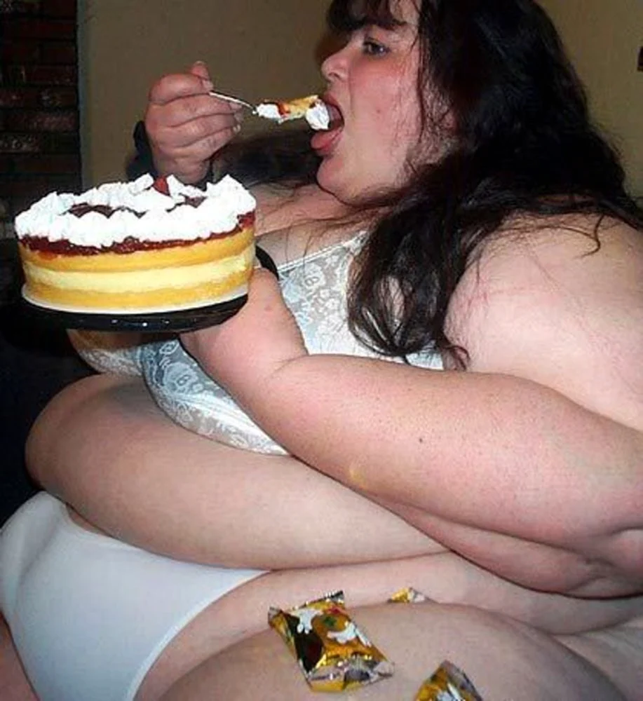 Толстая девушка с тортиком