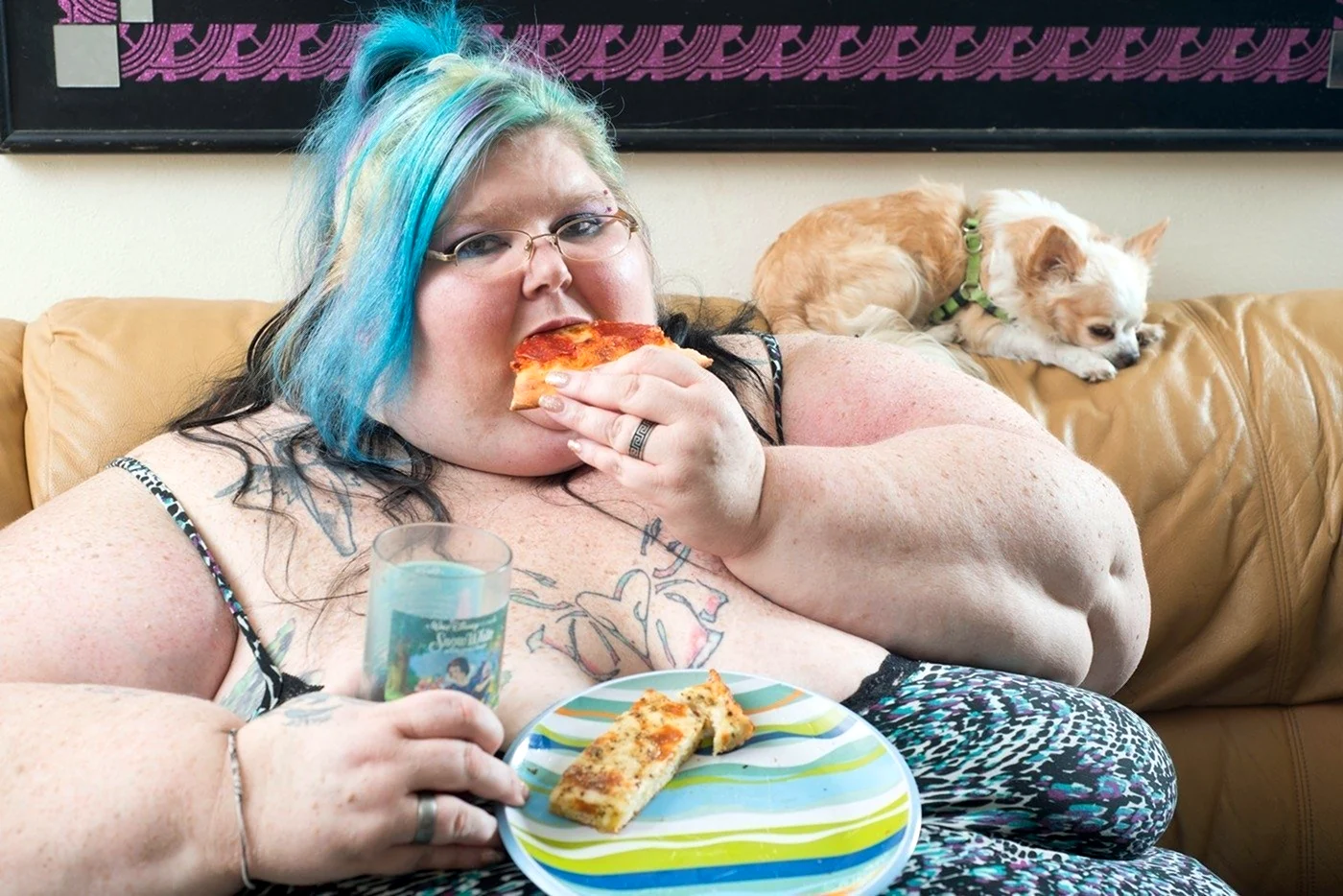 Толстая женщина с едой
