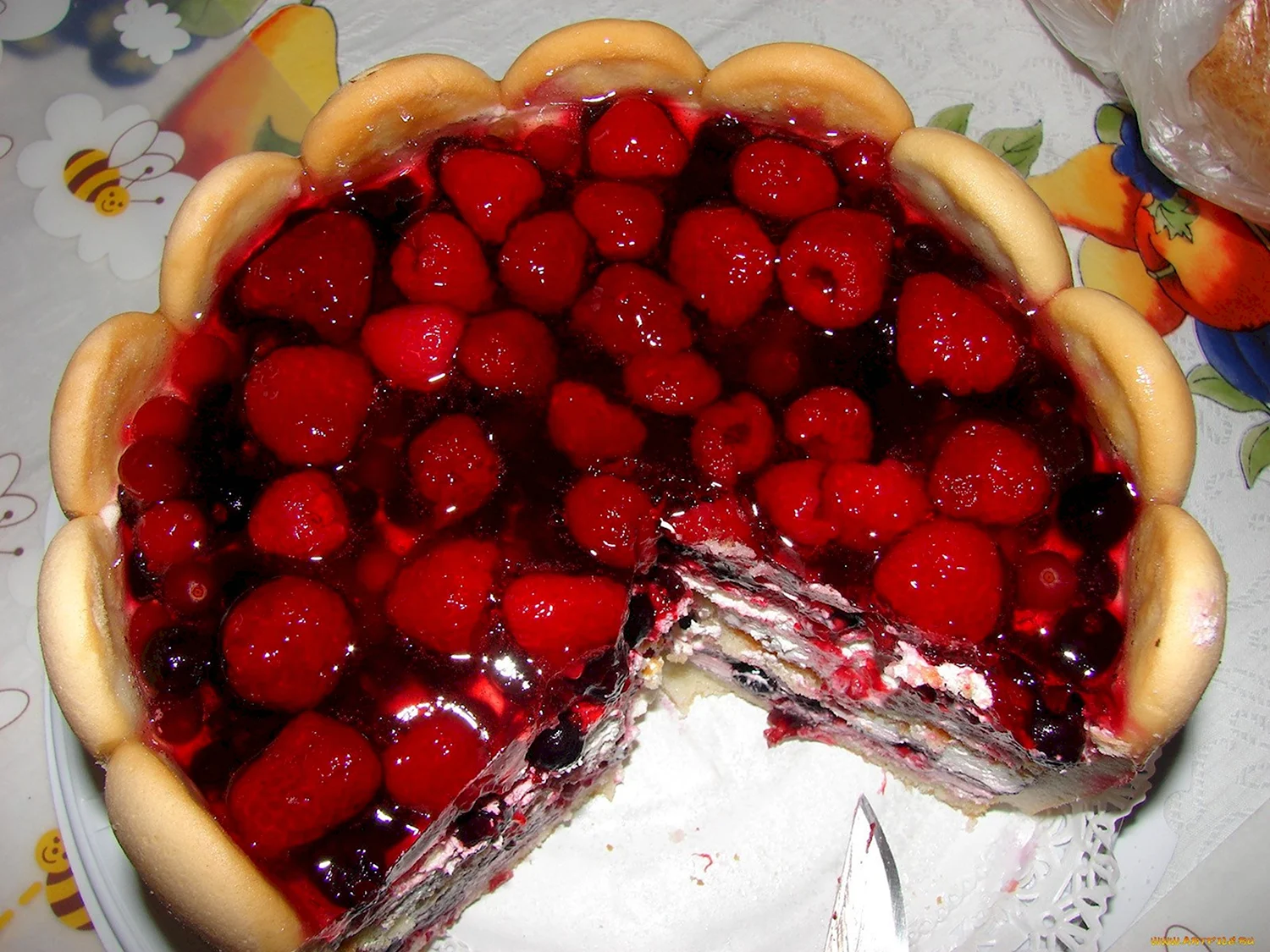 Торт с фруктами и вареньем