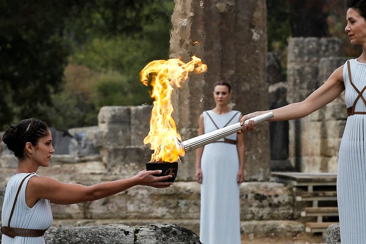 Церемония зажжения олимпийского огня в Греции