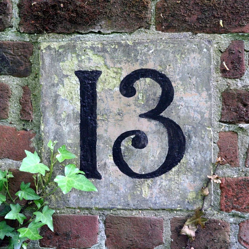 Цифра 13. Цифра 13 картинка. Число 13 суеверия. Цифра 13 ассоциации.