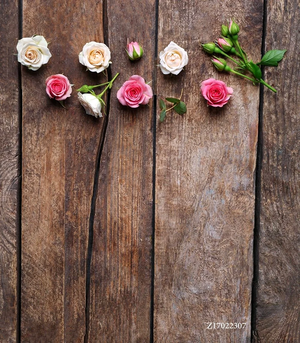Цветы на деревянной доске