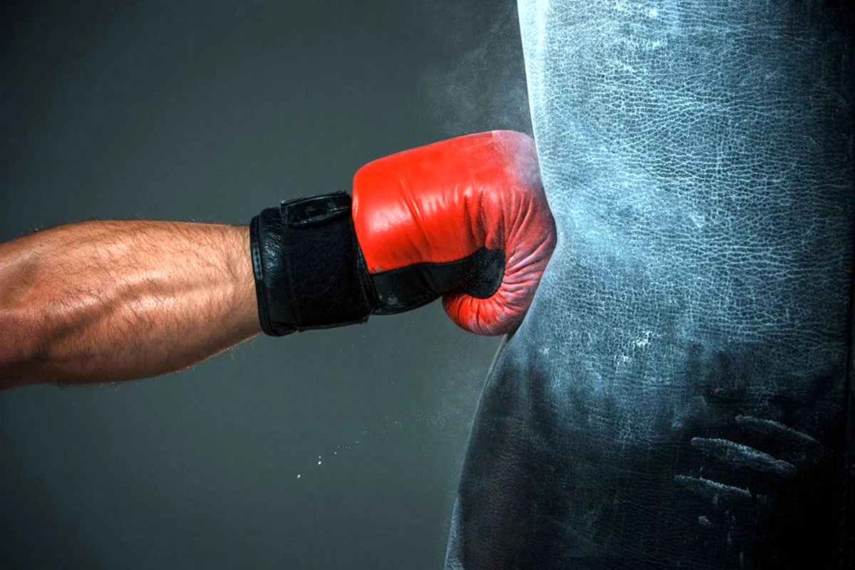 Удар боксерской перчаткой