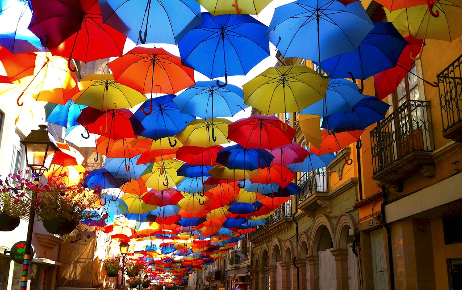 Улица парящих зонтиков Агеда Португалия