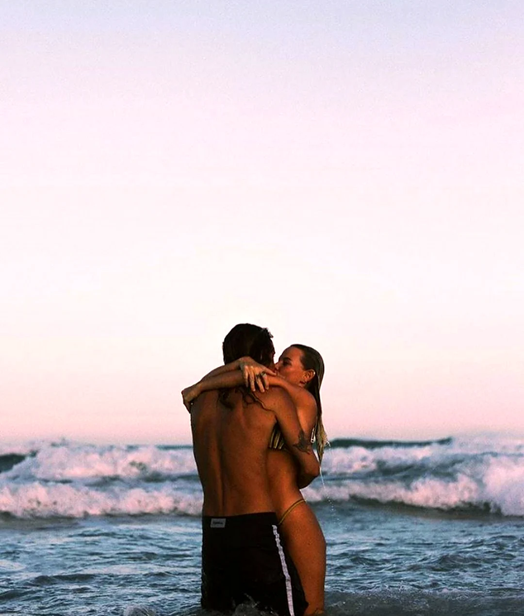 Влюбленные пары на пляже