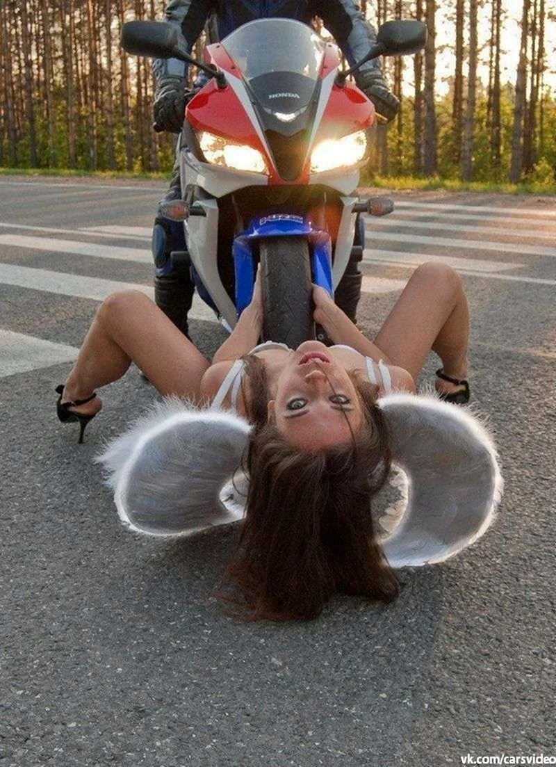 Забавные девушки на мотоцикле