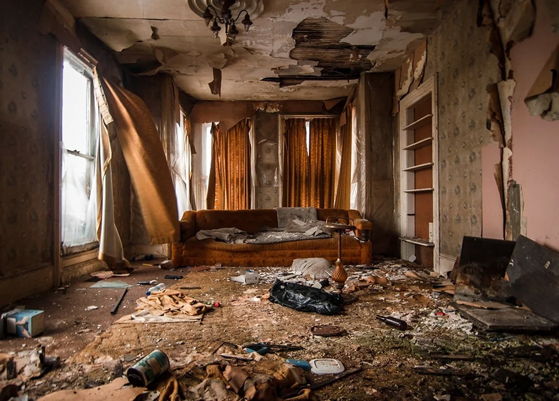 10 фото заброшенных домов, которые словно застыли во времени, сохранив все вещи на своих местах
