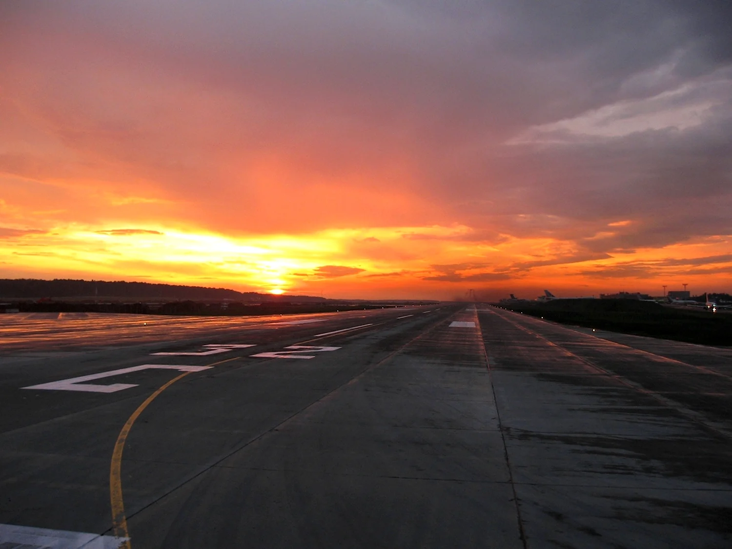 Закат на аэродроме