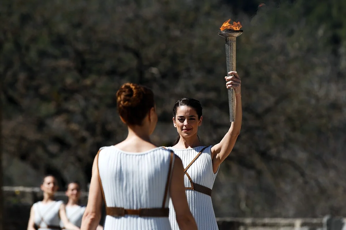Зажжение олимпийского огня в Греции
