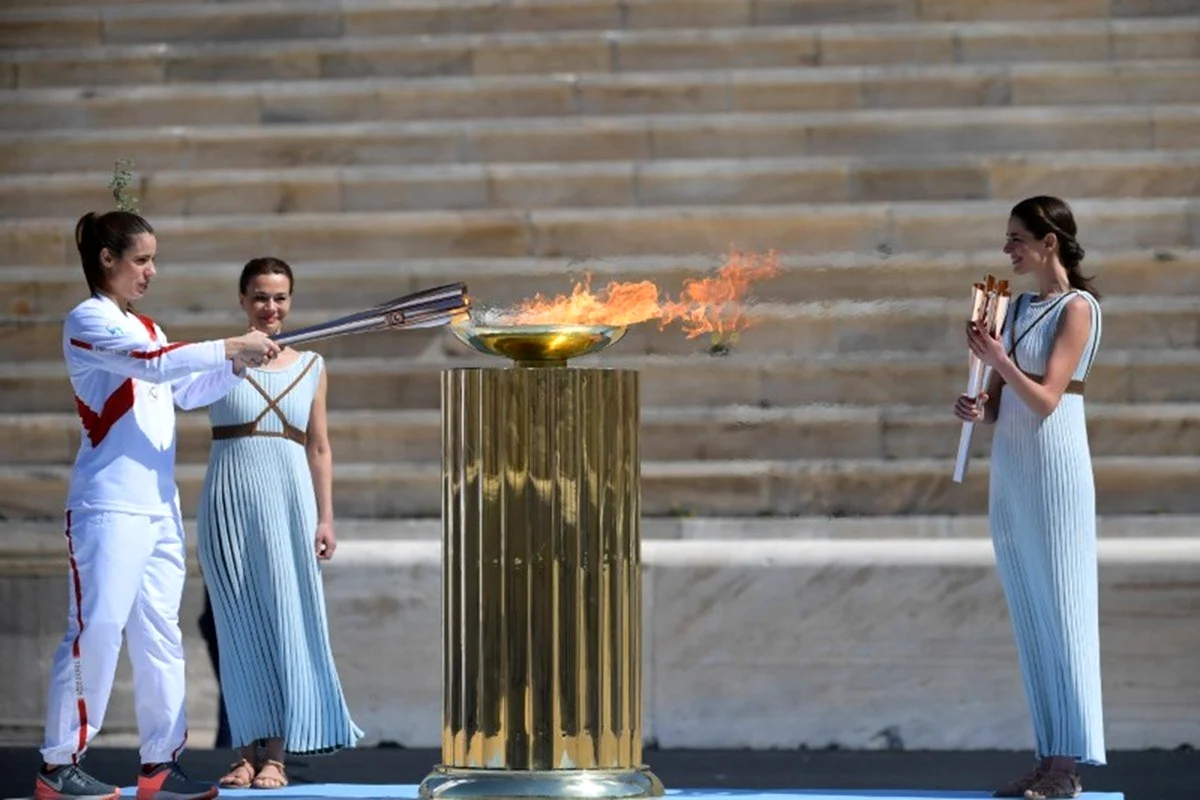 Зажжение олимпийского огня в Греции 2020