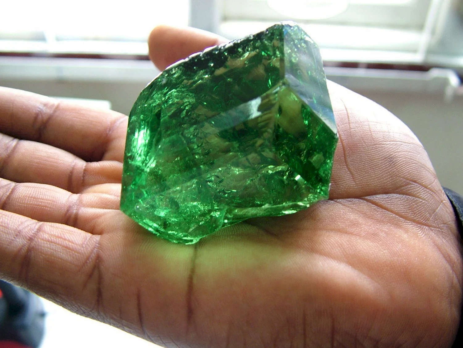 Зеленый минерал Кристалл полудрагоценный