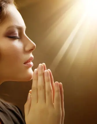 Женщина молится