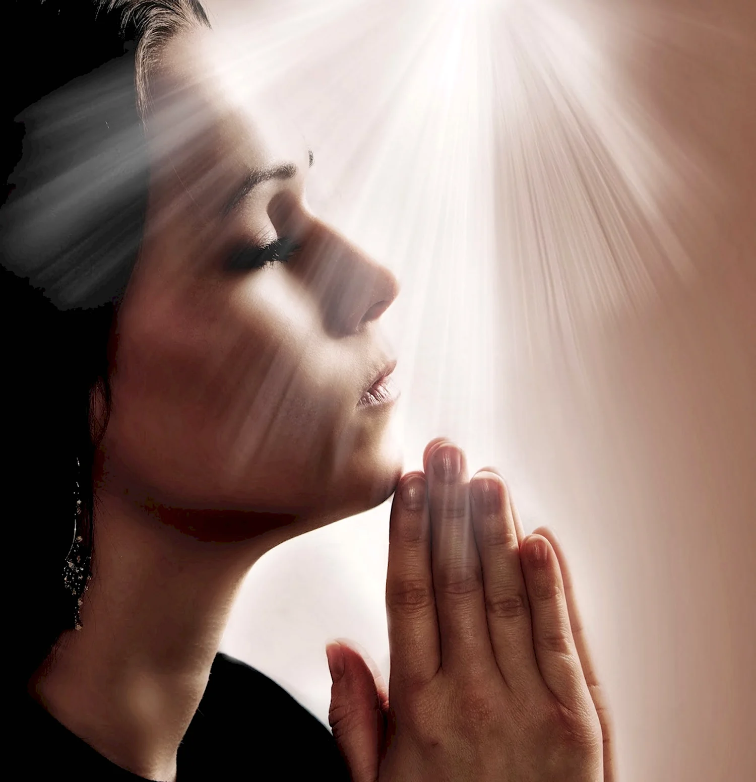 Женщина молится Богу