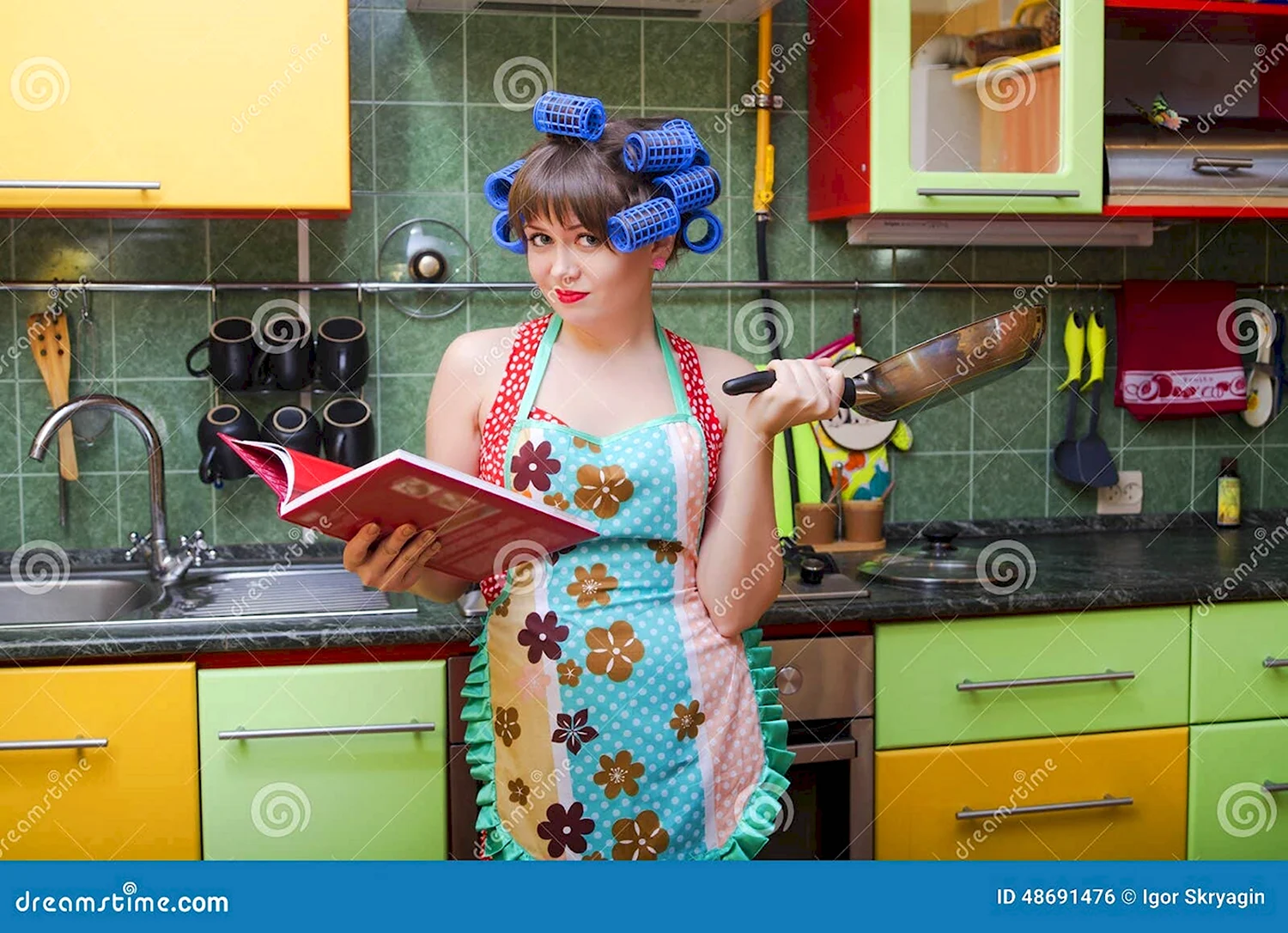 Женщина в бигудях на кухне