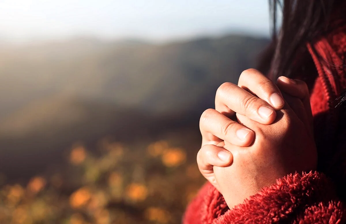 Женские руки в молитве